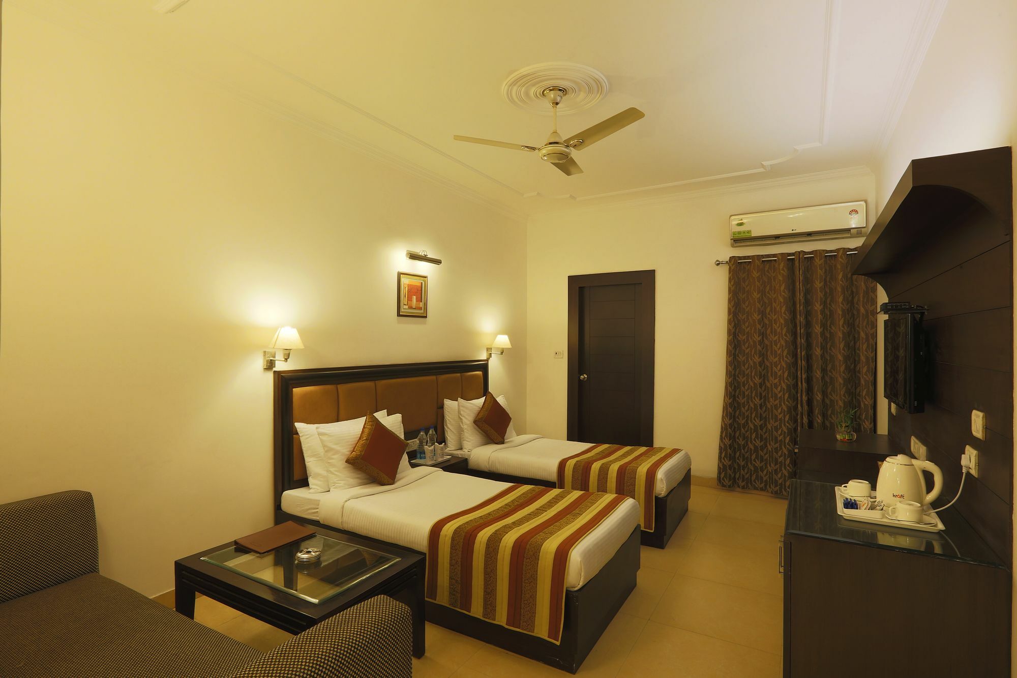 Townhouse 517 La Sapphire Near Delhi Airport Hotel New Delhi Exterior foto